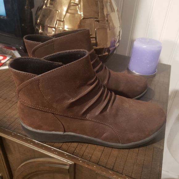 clarks boots size 8